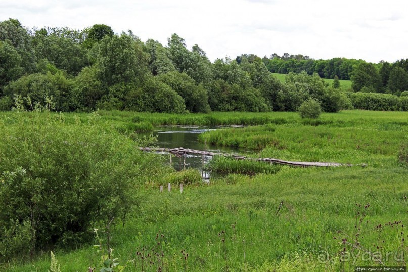 Скромный водопад в живописном месте