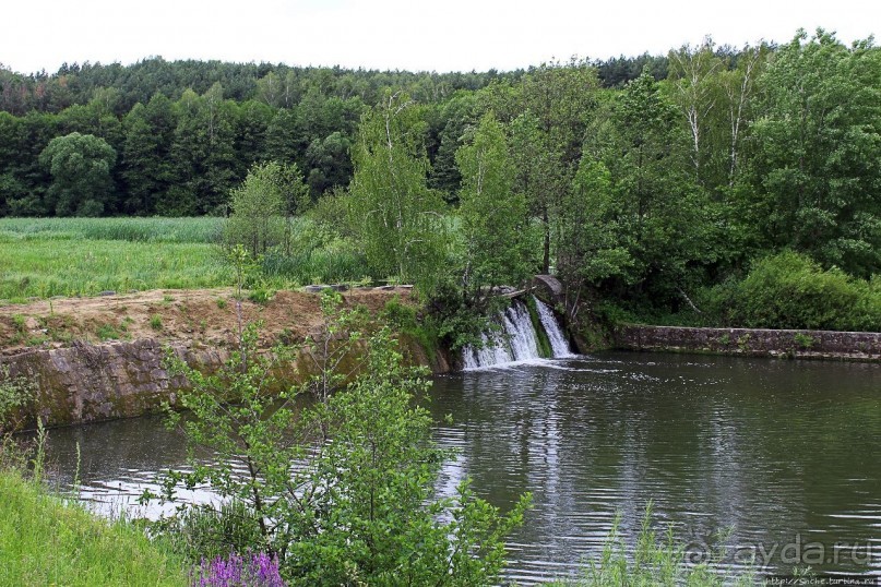 Скромный водопад в живописном месте
