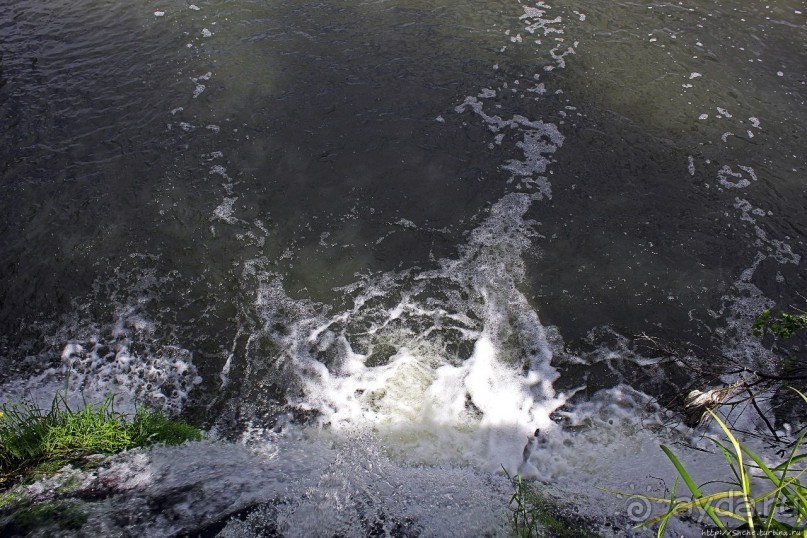 Скромный водопад в живописном месте