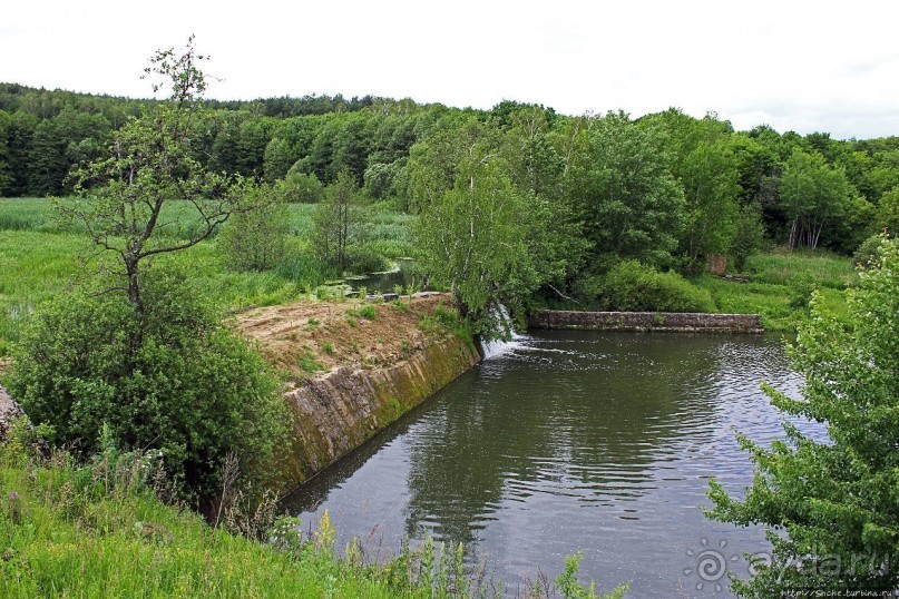 Скромный водопад в живописном месте