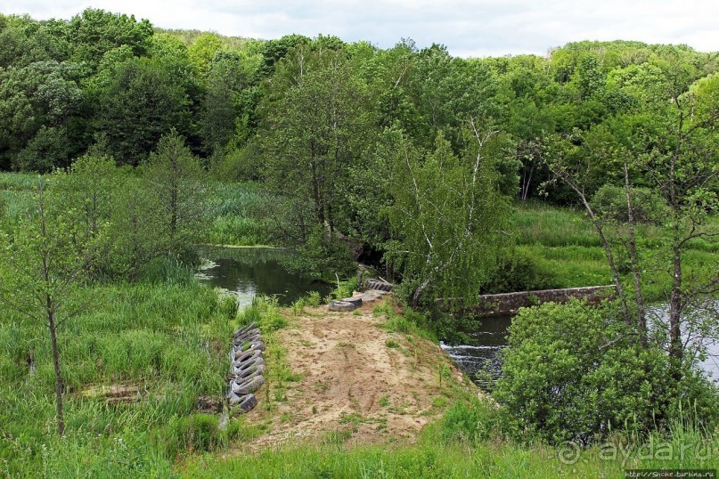 Скромный водопад в живописном месте