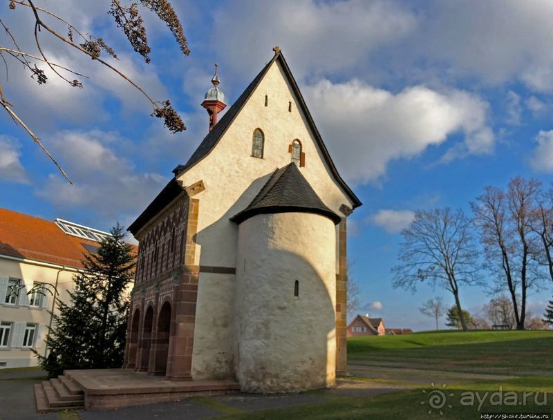 Надвратная капелла Лорша, лучший пример зодчества каролингов