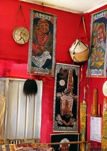 Здесь кофе подает очень красивая эфиопская девушка