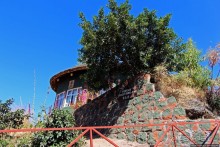 Здесь кофе подает очень красивая эфиопская девушка