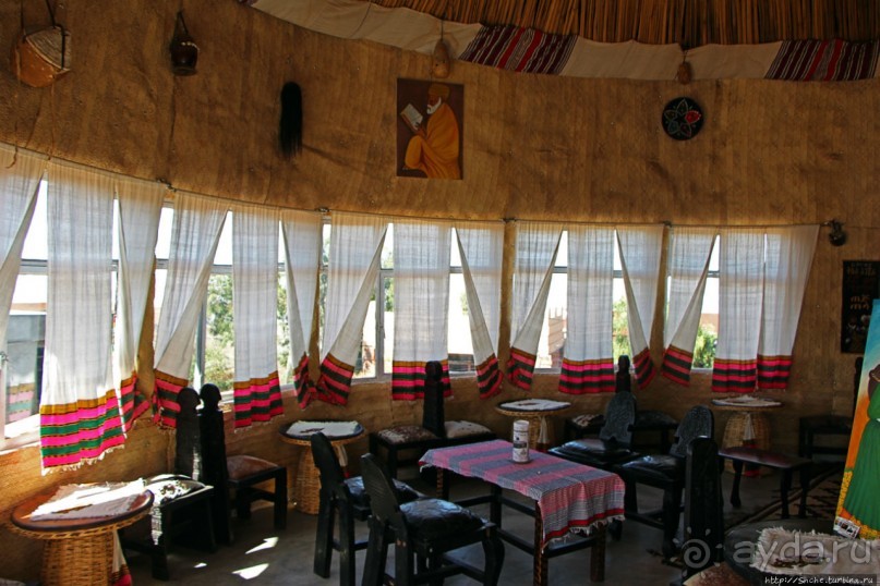 Здесь кофе подает очень красивая эфиопская девушка