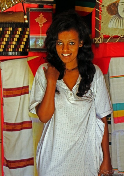 Здесь кофе подает очень красивая эфиопская девушка