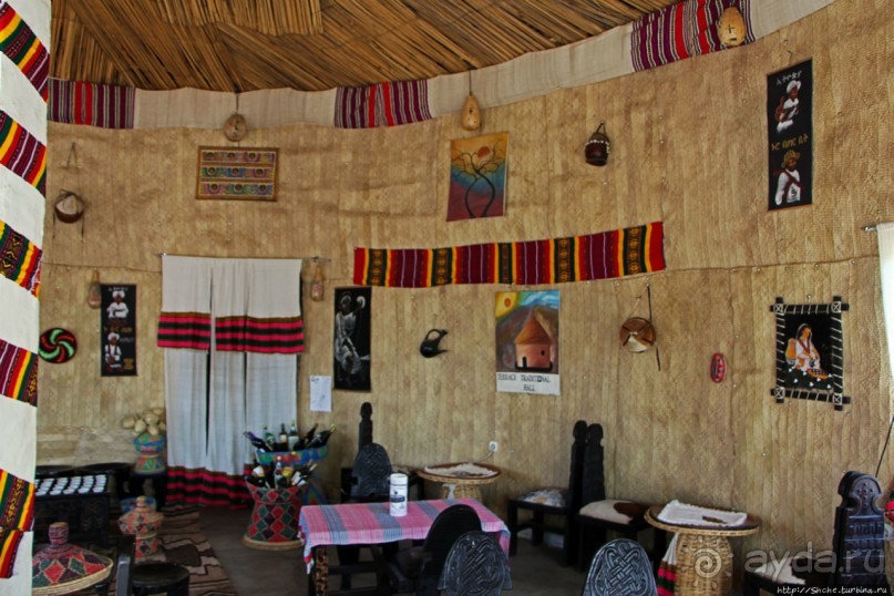 Здесь кофе подает очень красивая эфиопская девушка