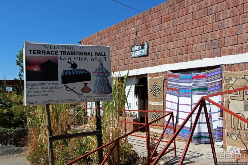 Здесь кофе подает очень красивая эфиопская девушка