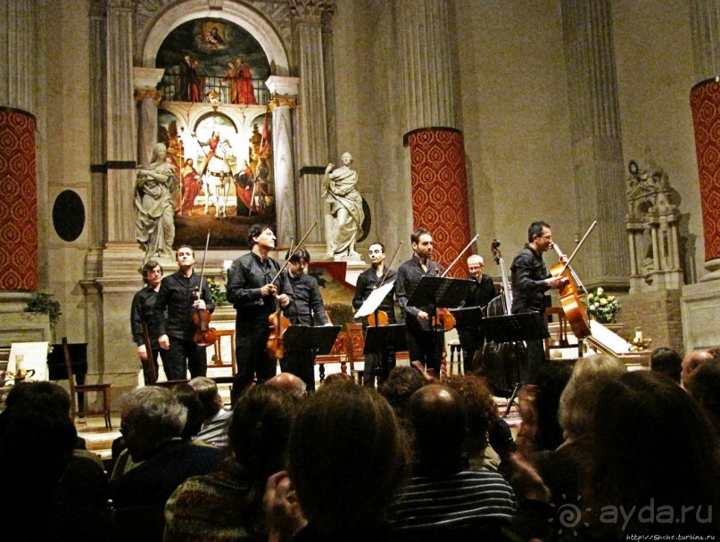 Классическая музыка в интерьере старой церкви
