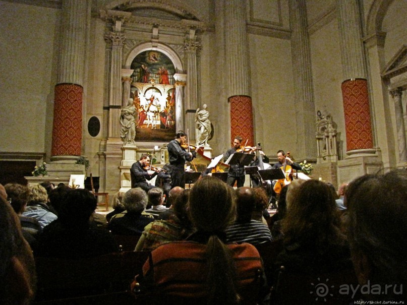 Классическая музыка в интерьере старой церкви