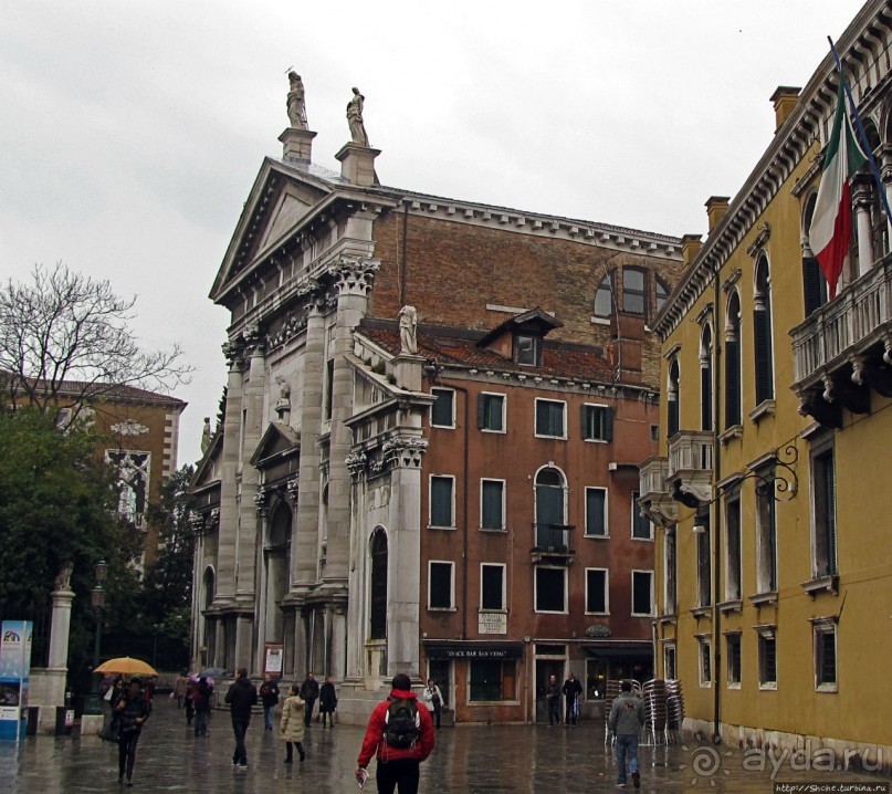 Классическая музыка в интерьере старой церкви