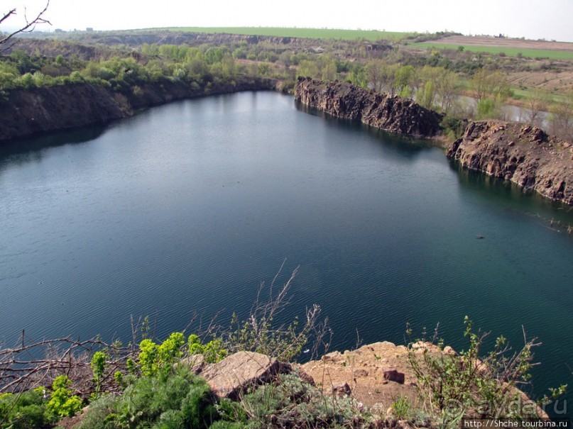 Живописный гранитный карьер у села Чаусово