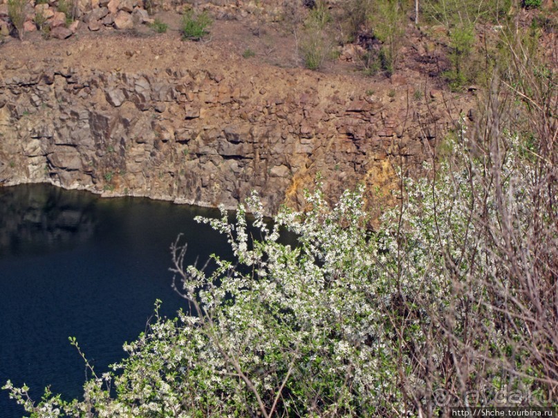 Живописный гранитный карьер у села Чаусово