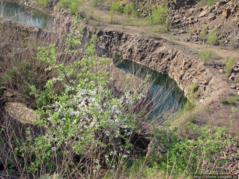 Живописный гранитный карьер у села Чаусово