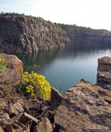 Живописный гранитный карьер у села Чаусово