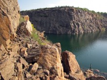 Живописный гранитный карьер у села Чаусово