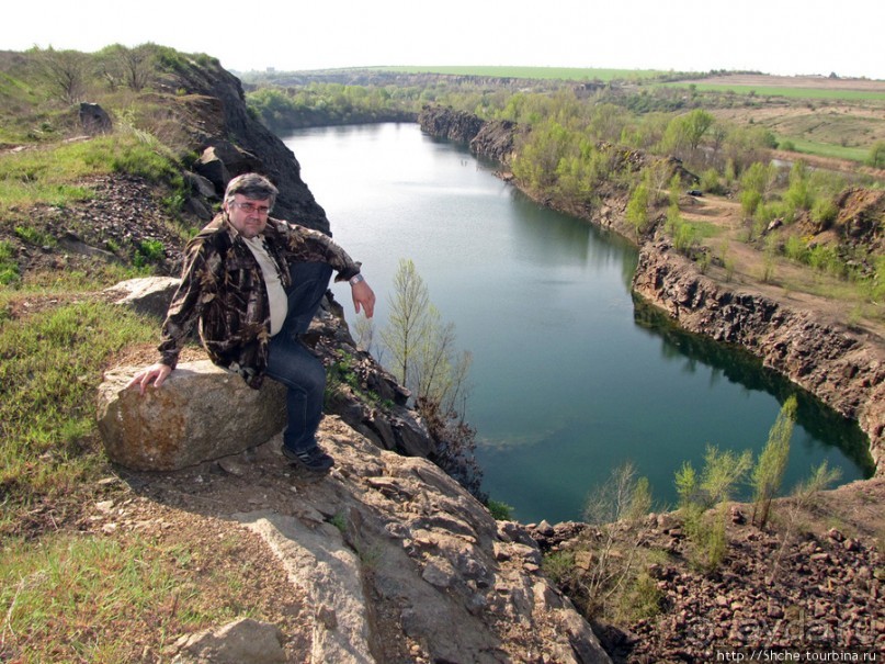 Живописный гранитный карьер у села Чаусово