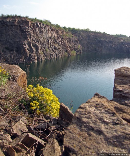 Живописный гранитный карьер у села Чаусово