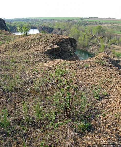 Живописный гранитный карьер у села Чаусово