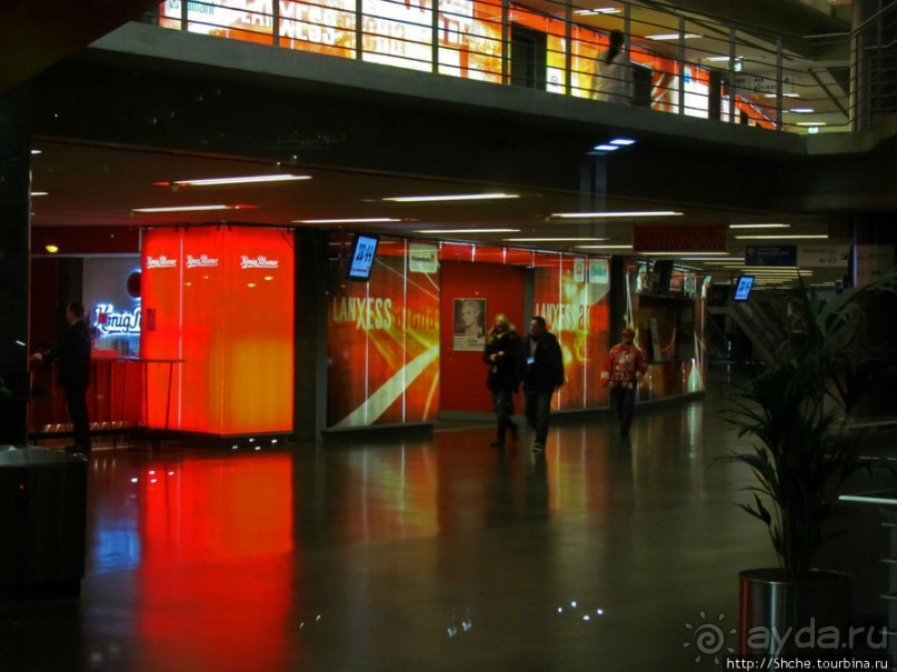 Любителям спорта и шоу предлагается...