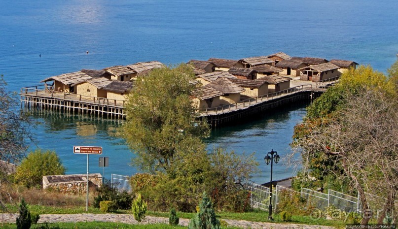 Доисторическое поселение на сваях на Орхидском озере