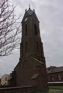 Красивый газон и часовая башня — все, что осталось от церкви