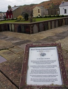 Красивый газон и часовая башня — все, что осталось от церкви