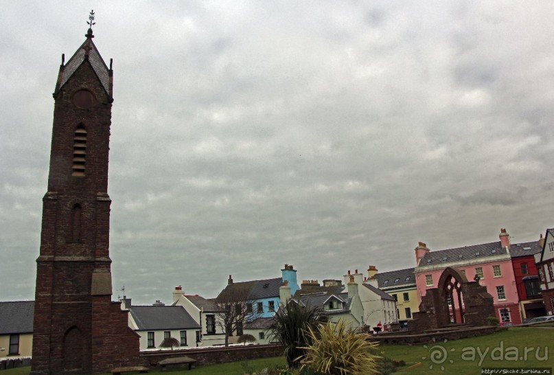 Красивый газон и часовая башня — все, что осталось от церкви