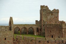 Красивый газон и часовая башня — все, что осталось от церкви