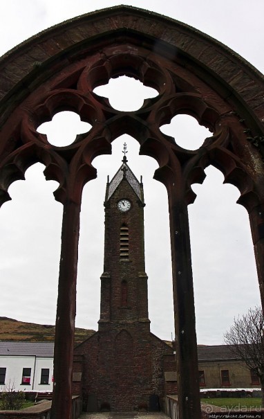 Красивый газон и часовая башня — все, что осталось от церкви