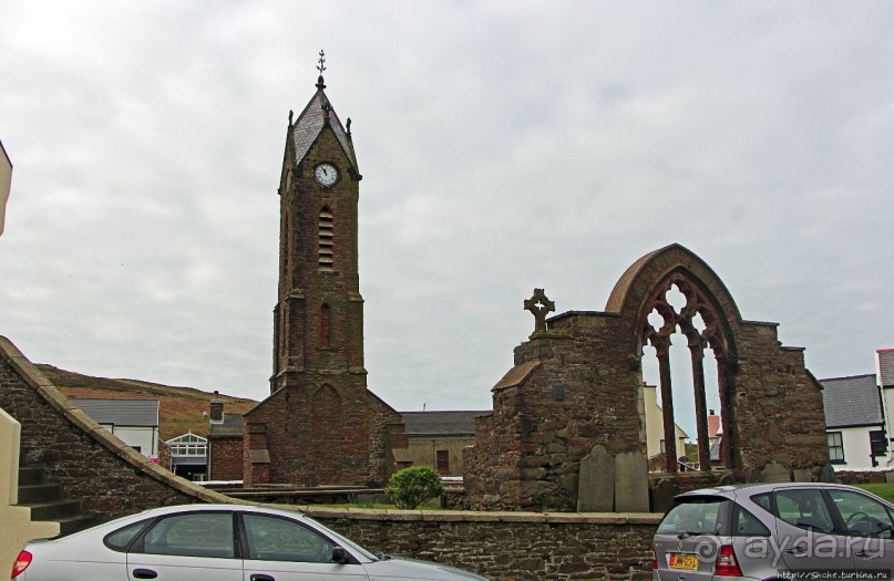 Красивый газон и часовая башня — все, что осталось от церкви