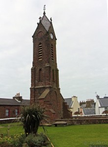 Красивый газон и часовая башня — все, что осталось от церкви