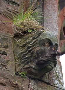 Красивый газон и часовая башня — все, что осталось от церкви