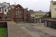 Красивый газон и часовая башня — все, что осталось от церкви