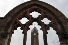 Красивый газон и часовая башня — все, что осталось от церкви