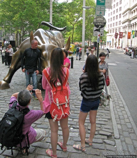 «Атакующий бык» — самый фотографируемый объект Нью-Йорка