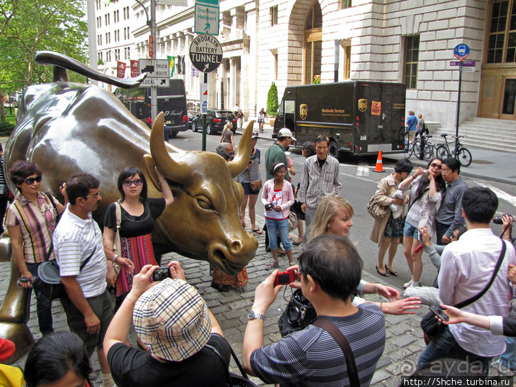«Атакующий бык» — самый фотографируемый объект Нью-Йорка