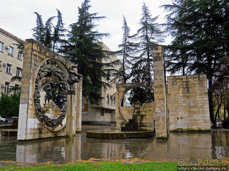 Знакомство с Кутаиси. Последний день осени. Дождь