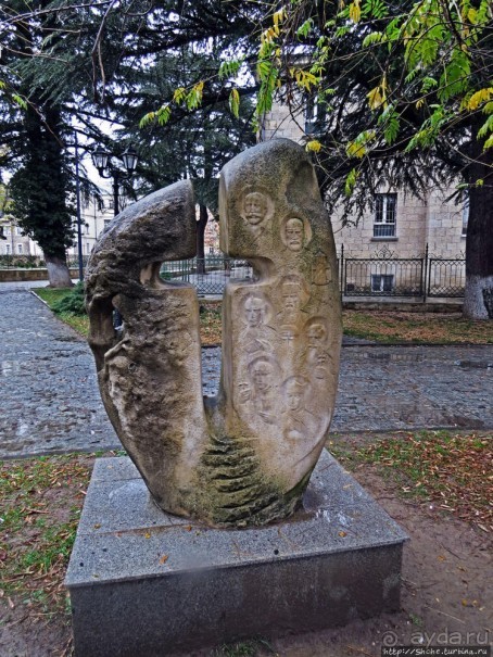 Знакомство с Кутаиси. Последний день осени. Дождь