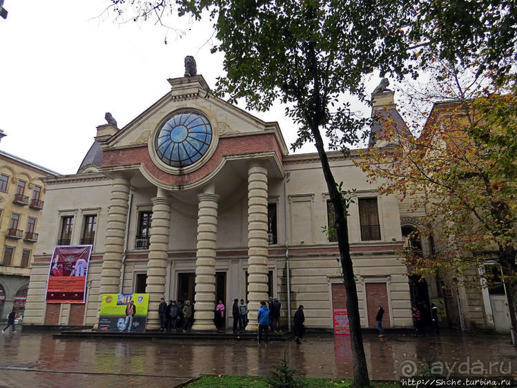 Знакомство с Кутаиси. Последний день осени. Дождь