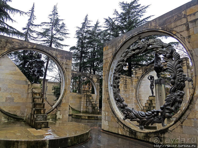 Знакомство с Кутаиси. Последний день осени. Дождь