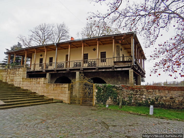 Знакомство с Кутаиси. Последний день осени. Дождь