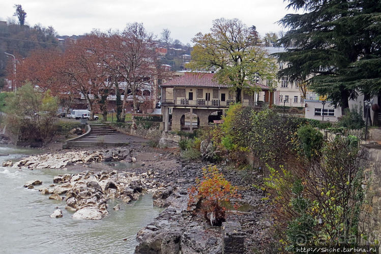 Знакомство с Кутаиси. Последний день осени. Дождь