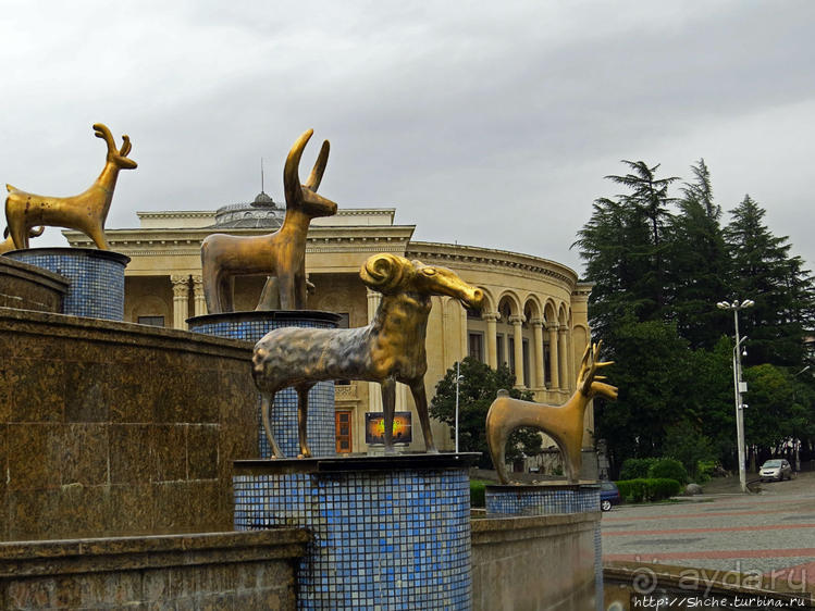 Знакомство с Кутаиси. Последний день осени. Дождь