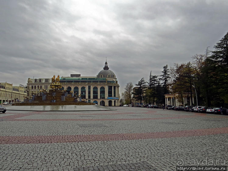 Знакомство с Кутаиси. Последний день осени. Дождь