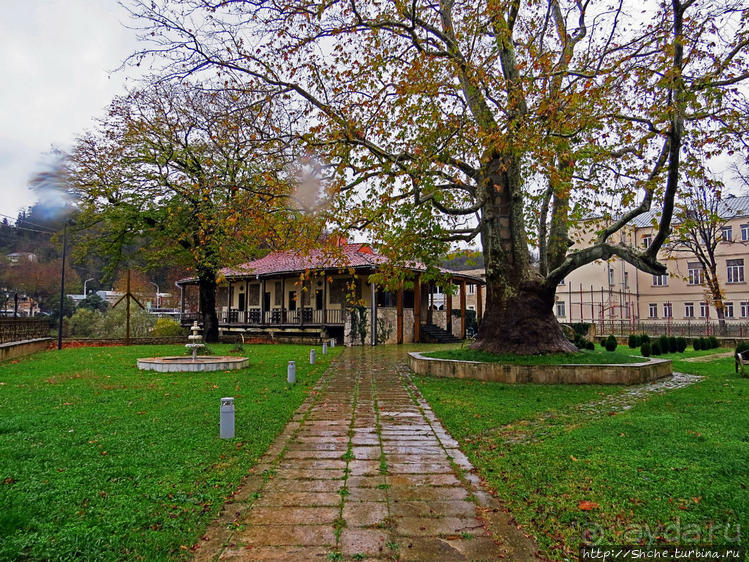 Знакомство с Кутаиси. Последний день осени. Дождь