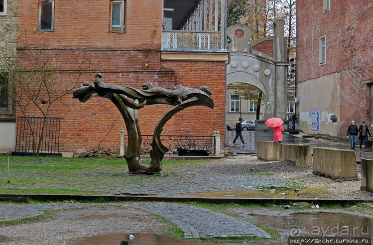 Знакомство с Кутаиси. Последний день осени. Дождь