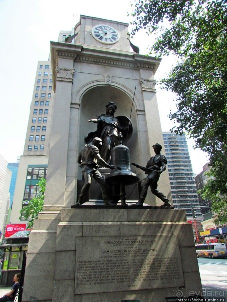 Herald square — один из скверов на Бродвее, имеющий изюминку