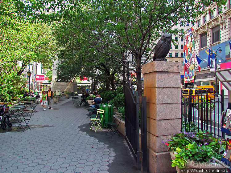 Herald square — один из скверов на Бродвее, имеющий изюминку
