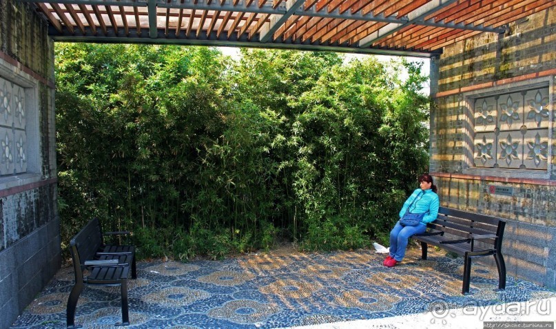 Приятный парк на набережной гавани Гонконга